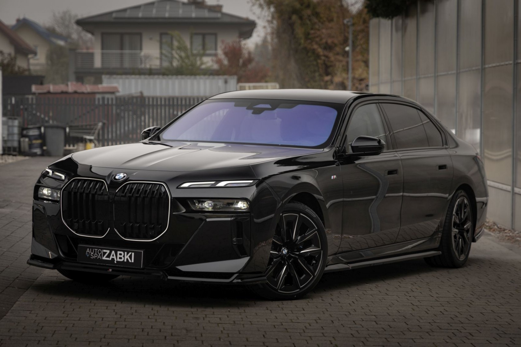 Czarne BMW serii 7 po aplikacji powłoki ceramicznej w Auto Spa Studio Ząbki